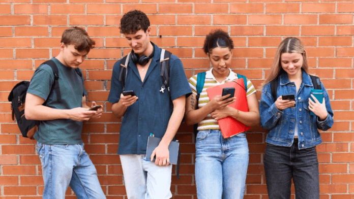 UAE schools mobile phone ban
